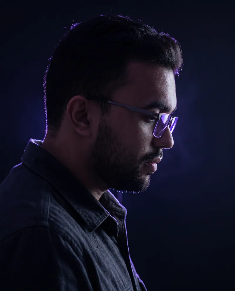 Retrato de perfil de Diego Sued iluminado por luz violeta